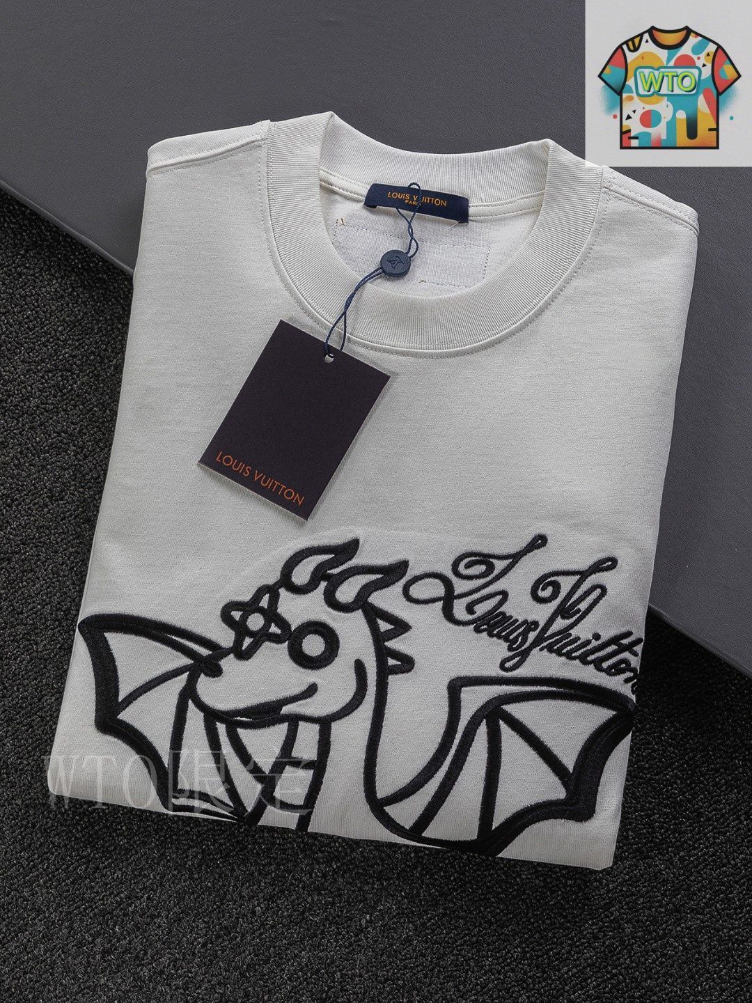 クール！【Louis Vuitton】LV刺繍 Tシャツ 今日特価】LOUIS VUITTON 25SS Logo 刺繍 ユニセックス T シャツ