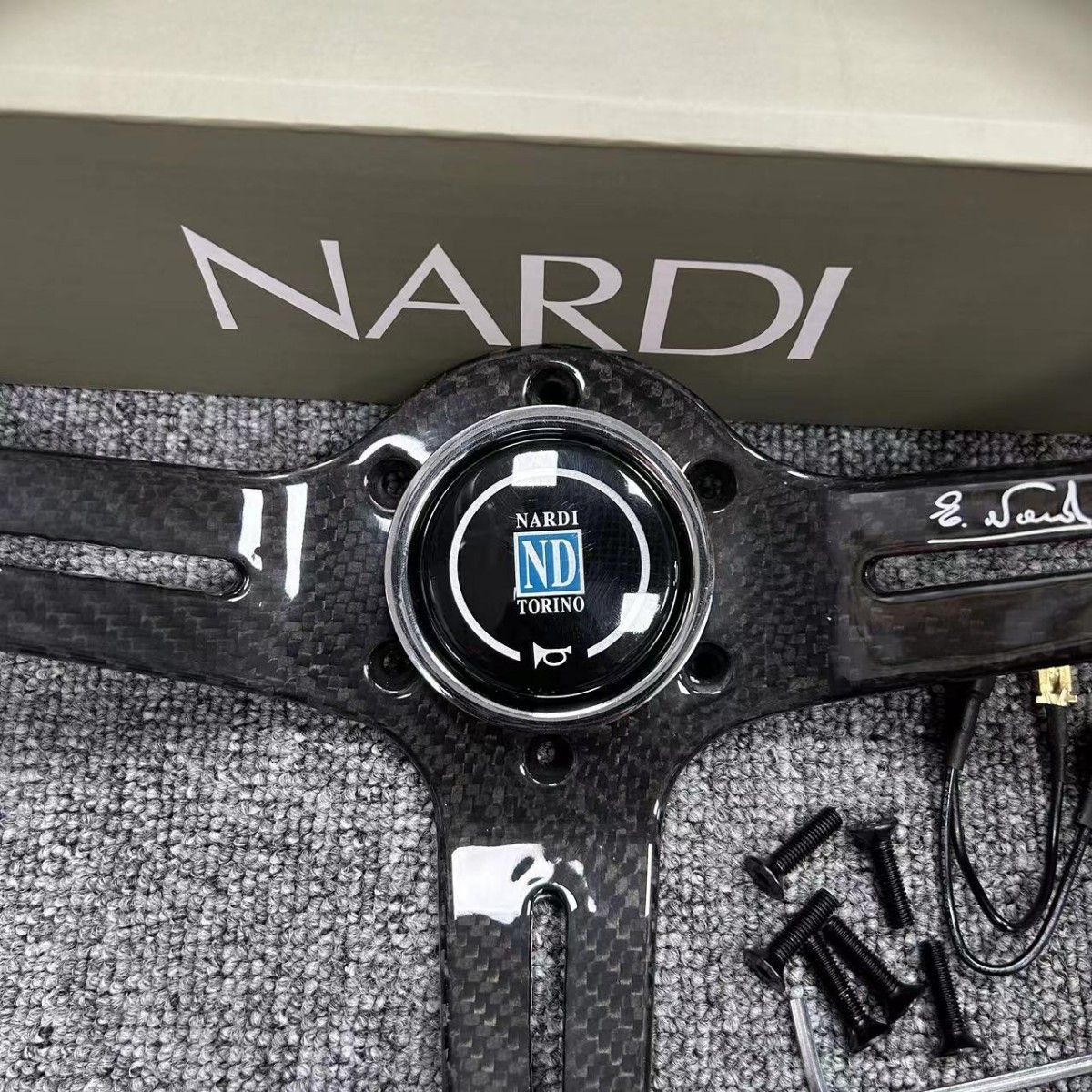 炭素繊維◇NARDI◇ステアリング スポーツステアリングホイール