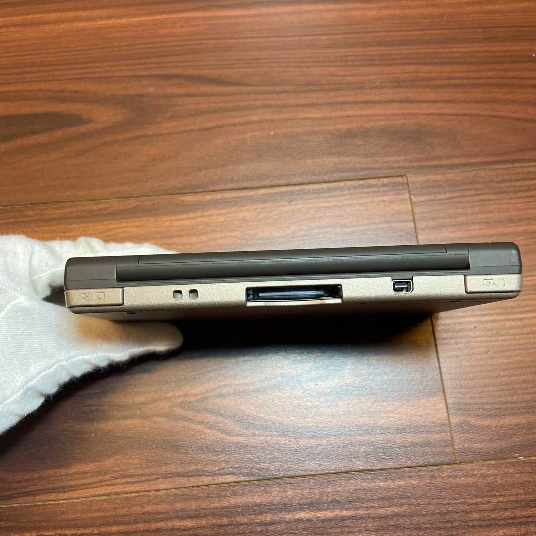 ダークブラウン