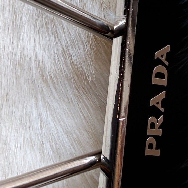 入手困難✨ プラダ チャーム 三角ロゴ メタルプレート レディース シルバー Amazon | [Prada] [プラダ] キーリング チャーム メタル