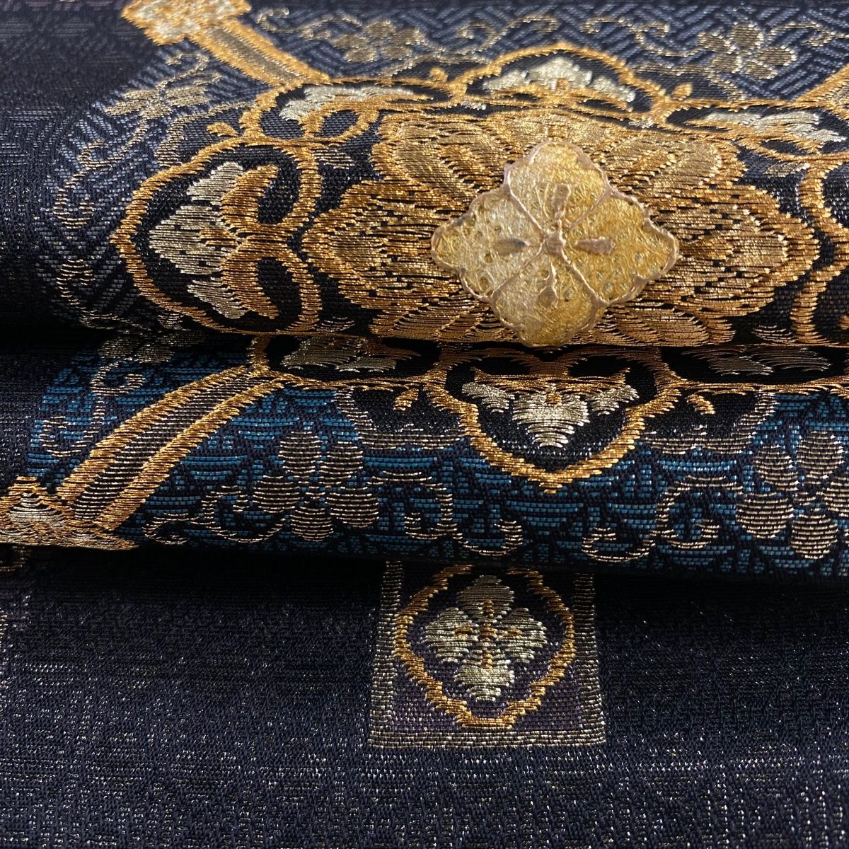 袋帯 美品 逸品 じゅらく 落款 黄金繭 華文 市松 金糸 箔 黒 六