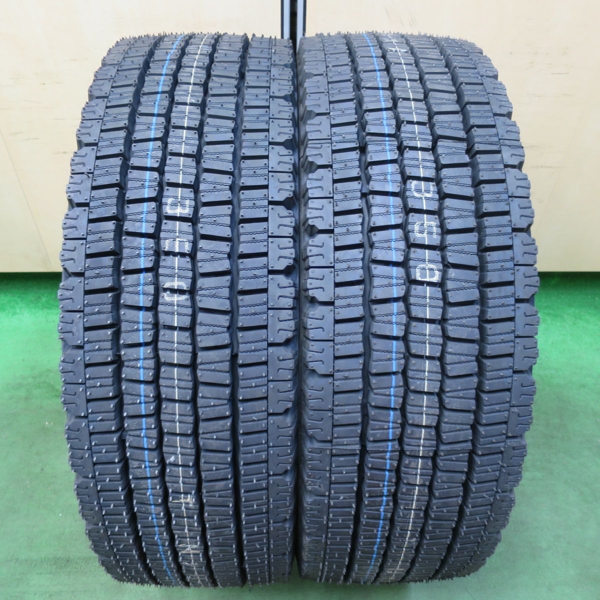 [送料無料] 未使用！24年！2本トラック タイヤ 245/70R19.5 136/134J スタッドレス ダンロップ デクテス SP081 DECTES 19.5インチ5012702イスタ