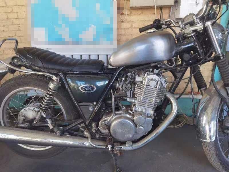 T-158　８L ヤマハ　YAMAHA SR400&SR500　ナロー　バナナタンク　純正コック仕様　ボルトオン 　タンク製作工房