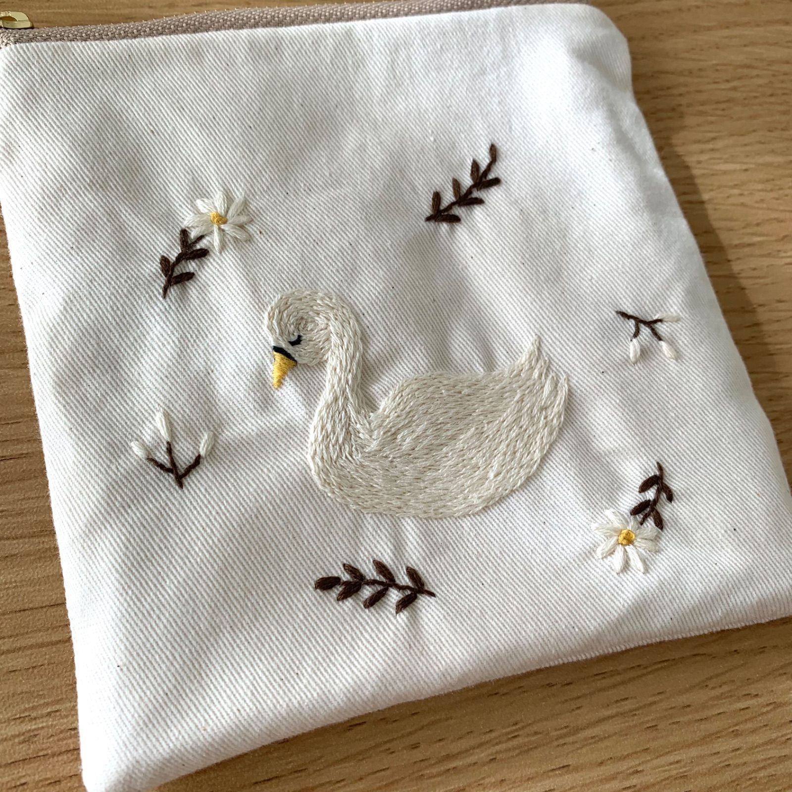 手刺繍 ハンドメイド 刺繍 刺繍ポーチ スワン 白鳥 swan ポーチ - メルカリ