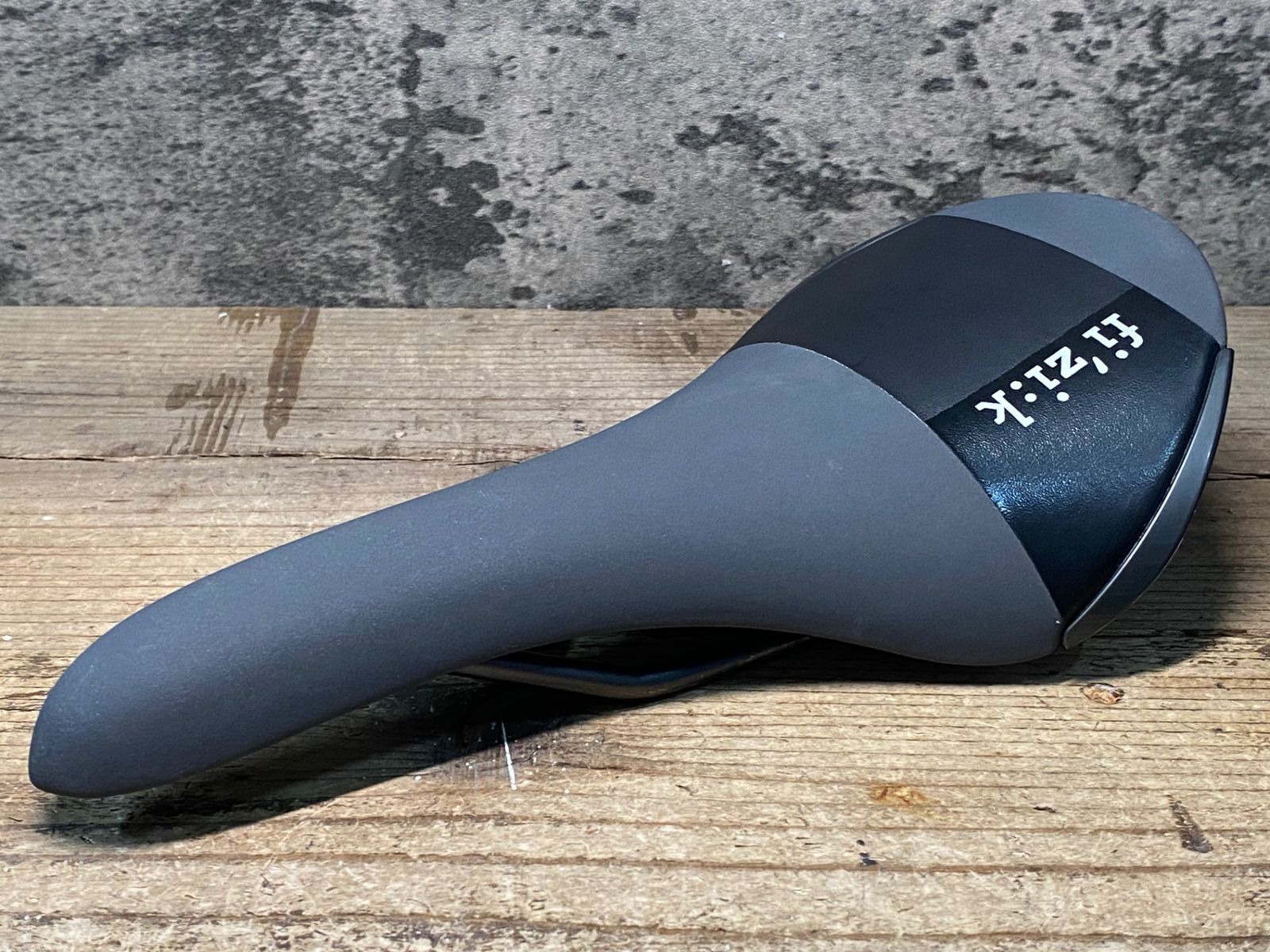 JJ314 フィジーク fizik アリアンテ ALiANTE R3 サドル 黒 Regular kium