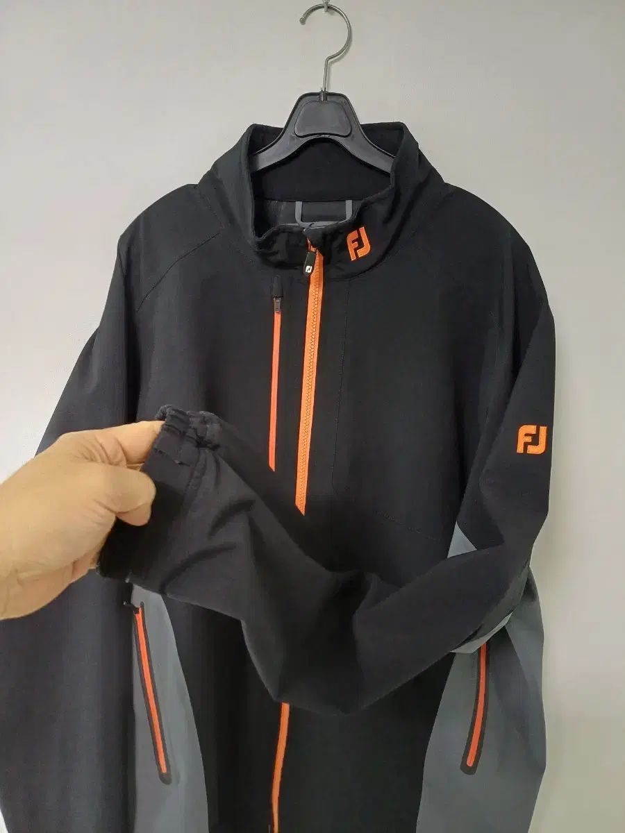 季節の変わり目 ウィンドブレーカー