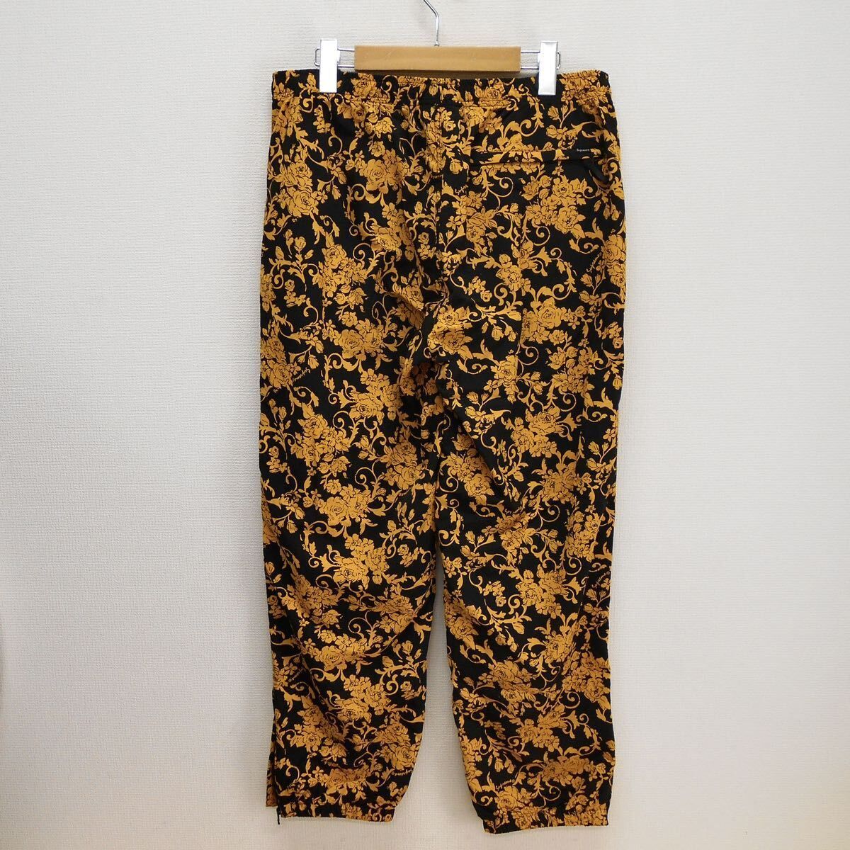 パンツ 20ss Supreme Warm Up Pant Black Floral S Supreme Warm Up Pant (SS20) - $128