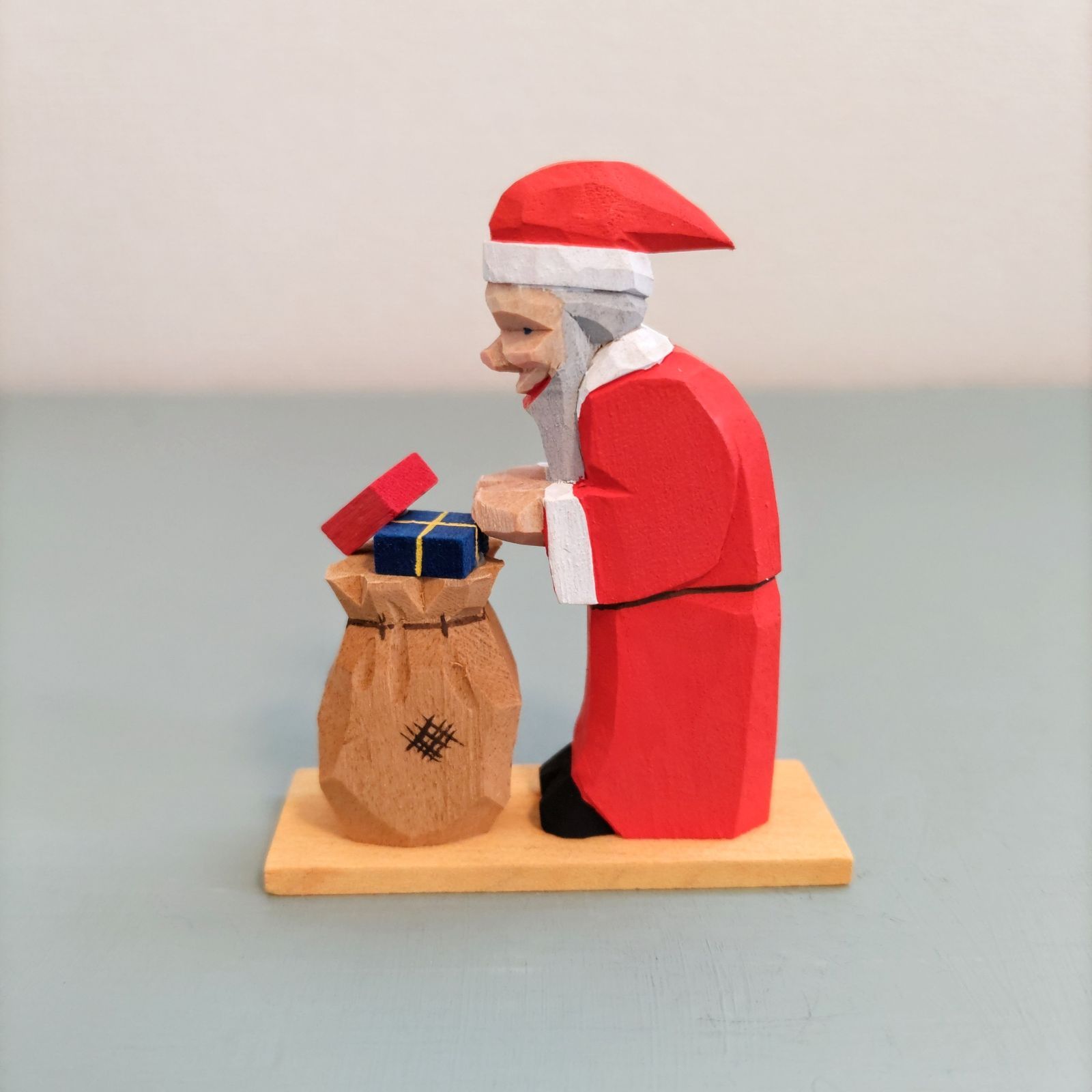 サンタクロース木製人形　ドイツ製ハンドメイド　1998年 ドイツ工芸品 サンタクロースとクリスマスギフト 木製