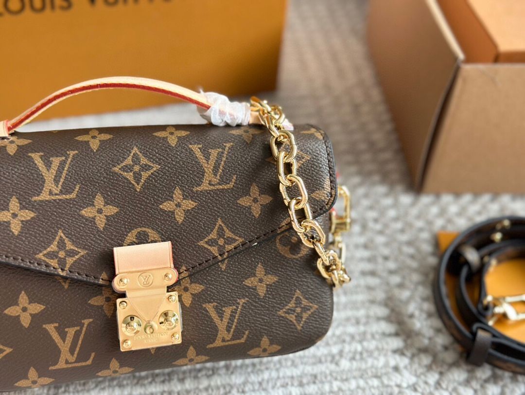 【必需品をすっきり収納♪】Louis Vuitton ショルダーバッグ 免許収納 LV オシャレ 小銭収納 ロゴ付き インナーポケット