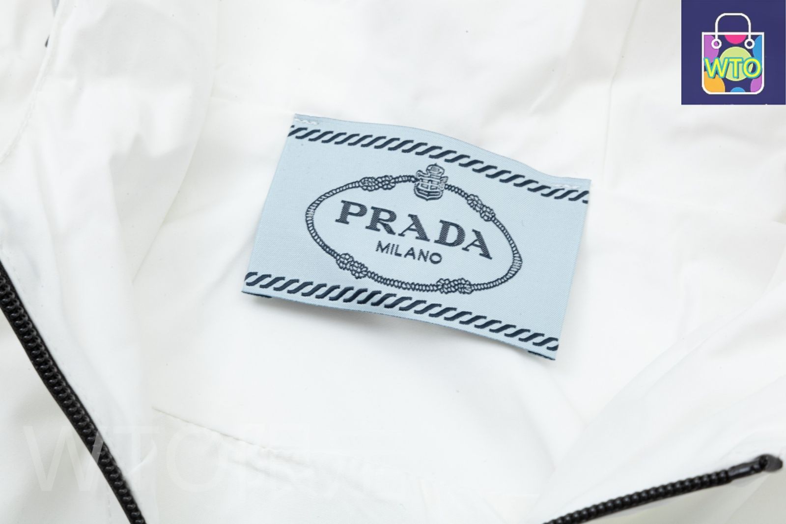 本日限定特価】PRADA メンズ フーディー トライアングルロゴ