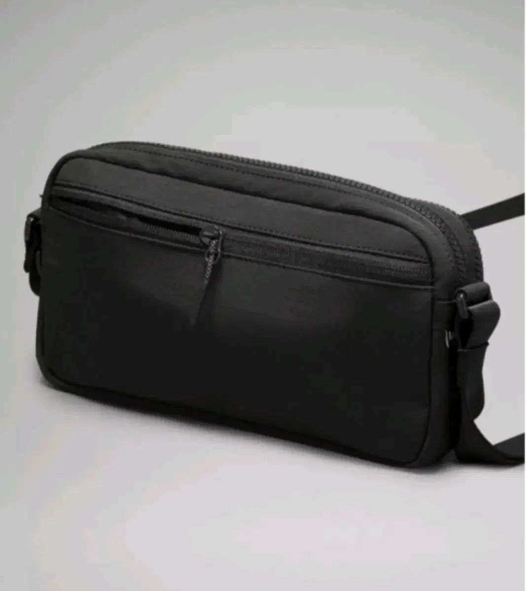 1000円以上送料無料。 ルルレモン マルチ ポケット クロスボディーバッグ 2.5L ブラック 機能性重視