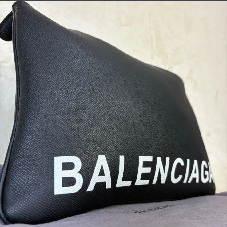 ほぼ ♥品 BALENCIAGA エブリデイ クラッチバッグ 黒 デカロゴ セカンドバッグ