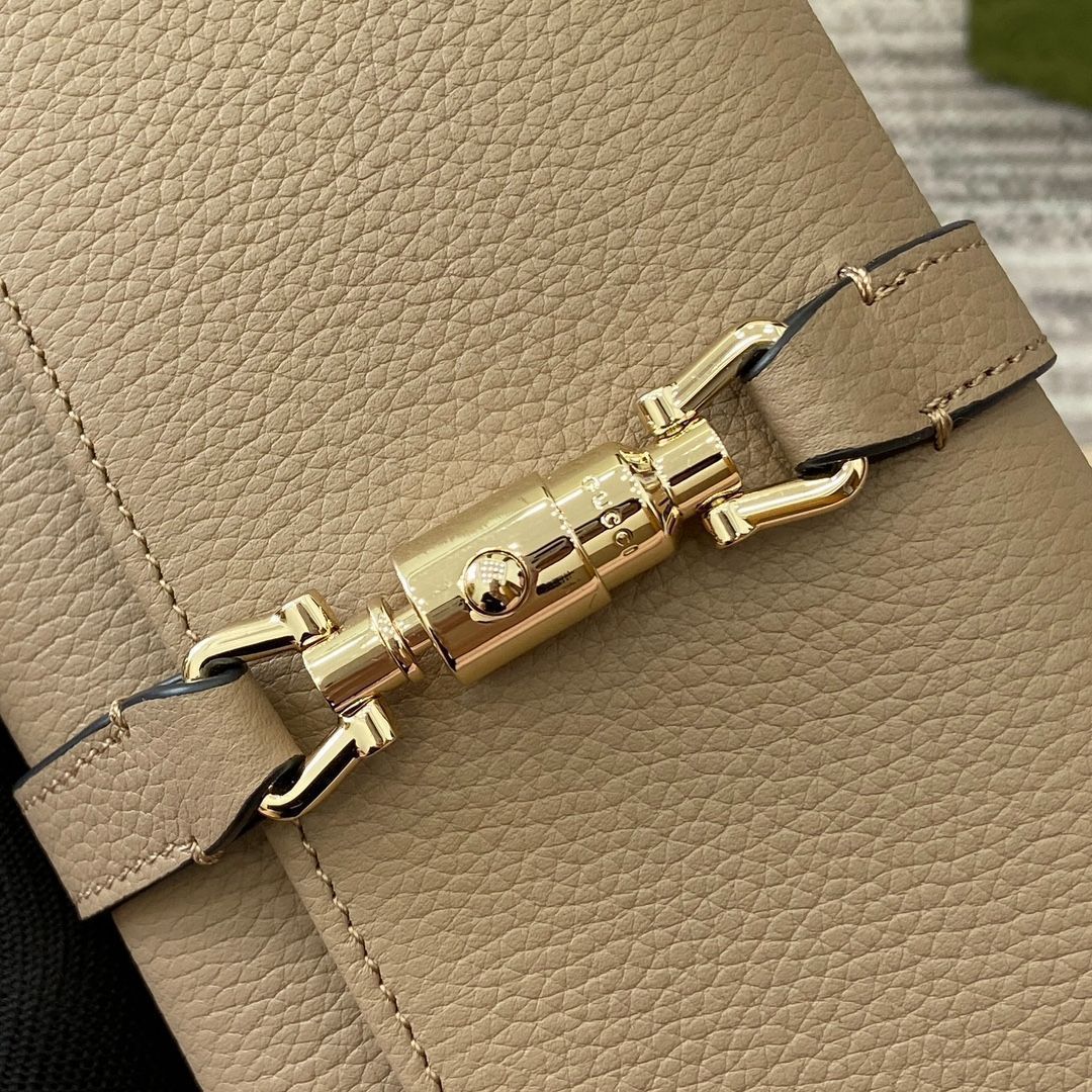GUCCIの新しい長財布は 洗練されたチェーンテープデザインを採用し
