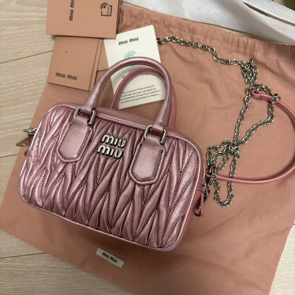 げ MIU MIU ミュウミュウ マテラッセ トップスハンドル ミニ ピンク