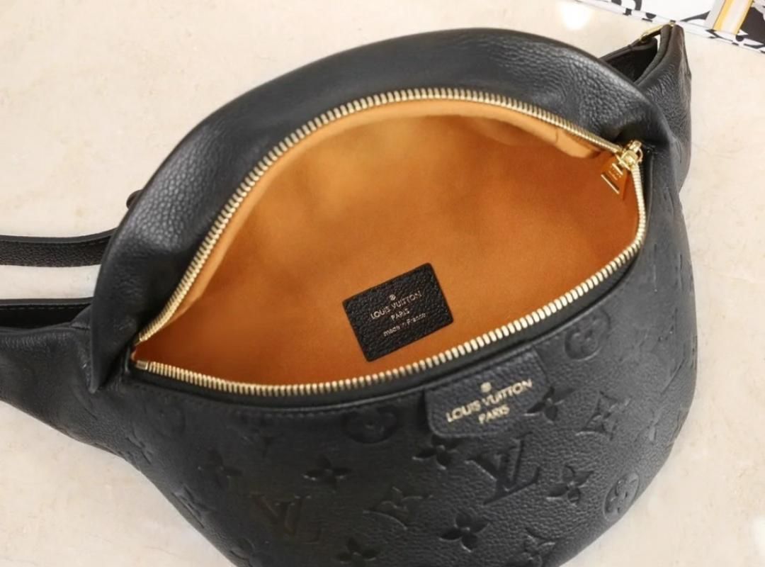 ブラックのスタイリッシュなショルダーバッグ
