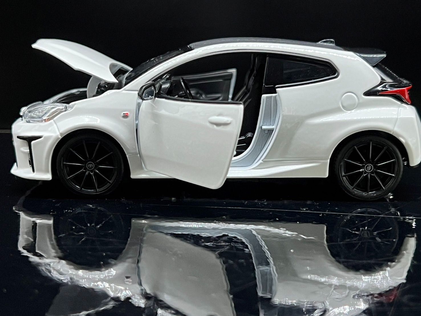 TOYOTA / トヨタ GR ヤリス 1/24 ミニカー H196 ホワイト TOYOTA / トヨタ GR ヤリス 1/24 ミニカー H196 ホワイト - メルカリ