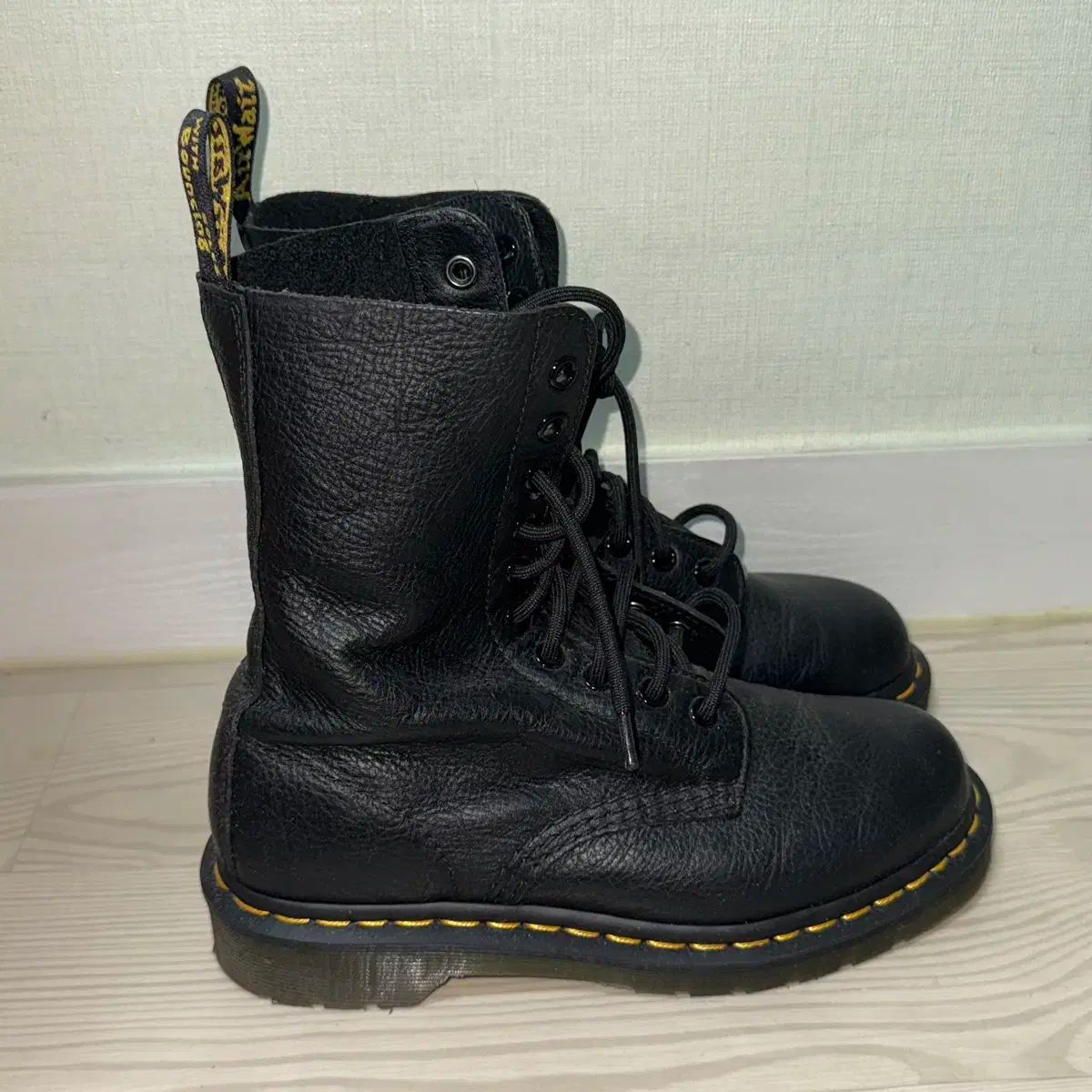 DR. MARTENS