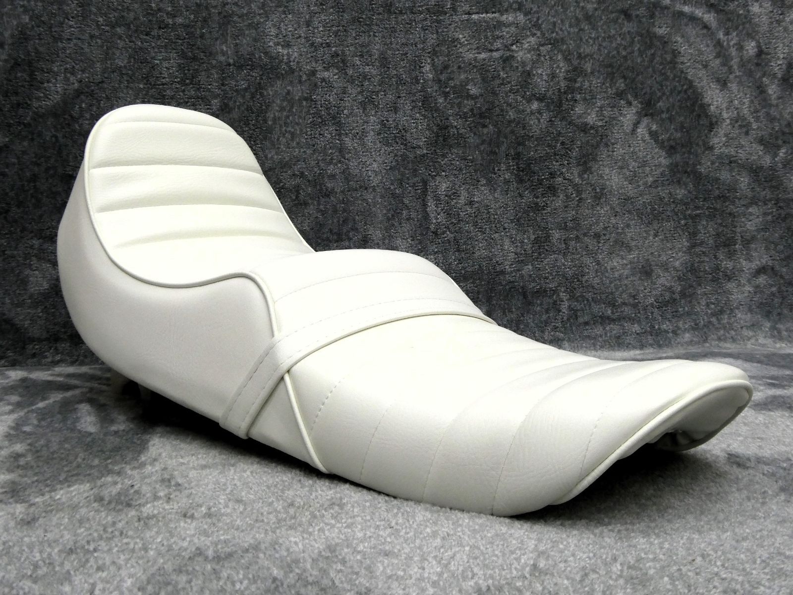 GS400 チョビ三 白皮 タックロールシート チョビサン あんこ抜き 完成品GS400E 鉄ベース 3段シート タンデム へっぽこ社長 外装