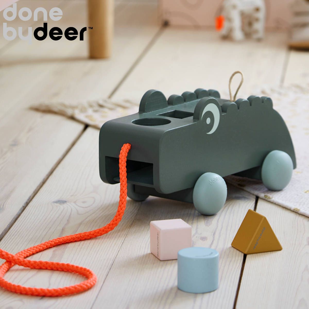 おもちゃ プルトイ ソーティングボックス Done by deer 赤ちゃん 引き車 木製 （ 知育玩具 玩具 ベビー 子ども キッズ 幼児 かわいい プレゼント 木 木のおもちゃ 図形 形 ブロック ギフト 出産祝い ）
