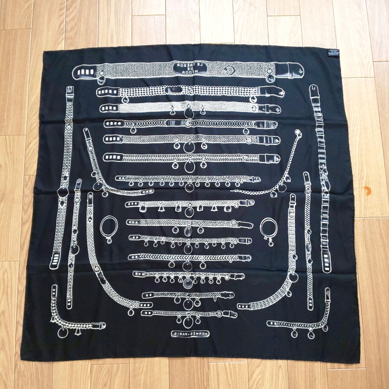 1207D-07 HERMES エルメス スカーフ カレ90 LE TRESOR DE MEDOR