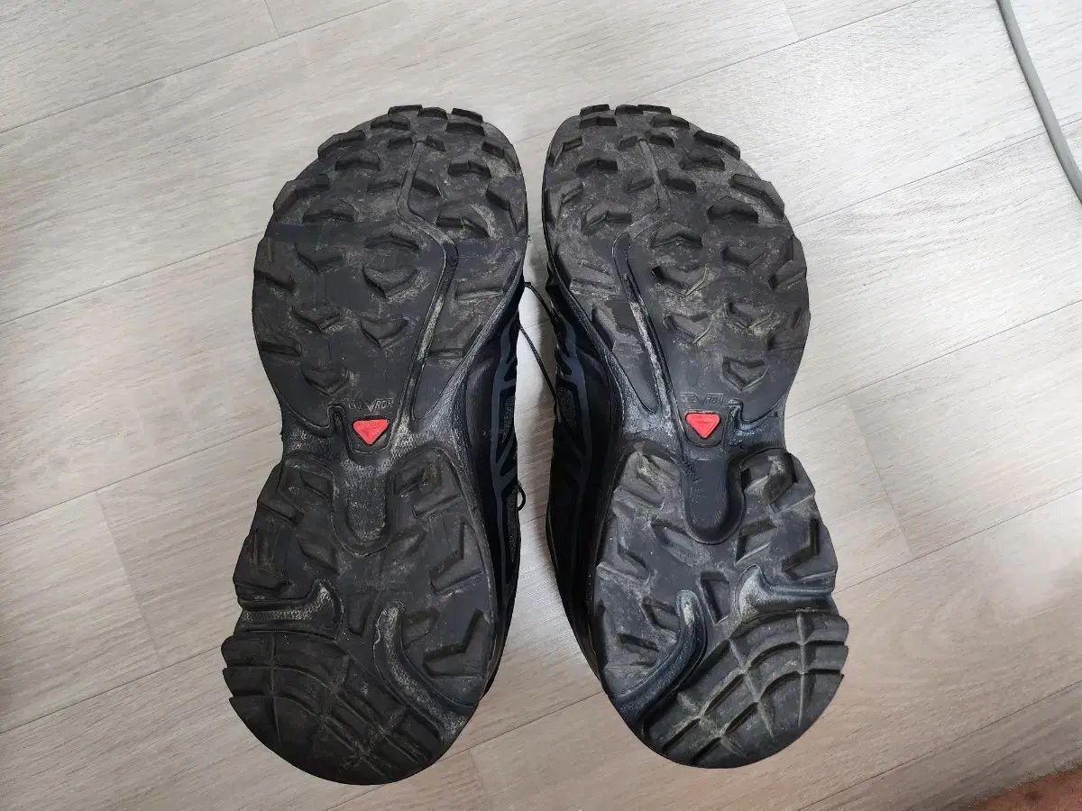★ SALOMON