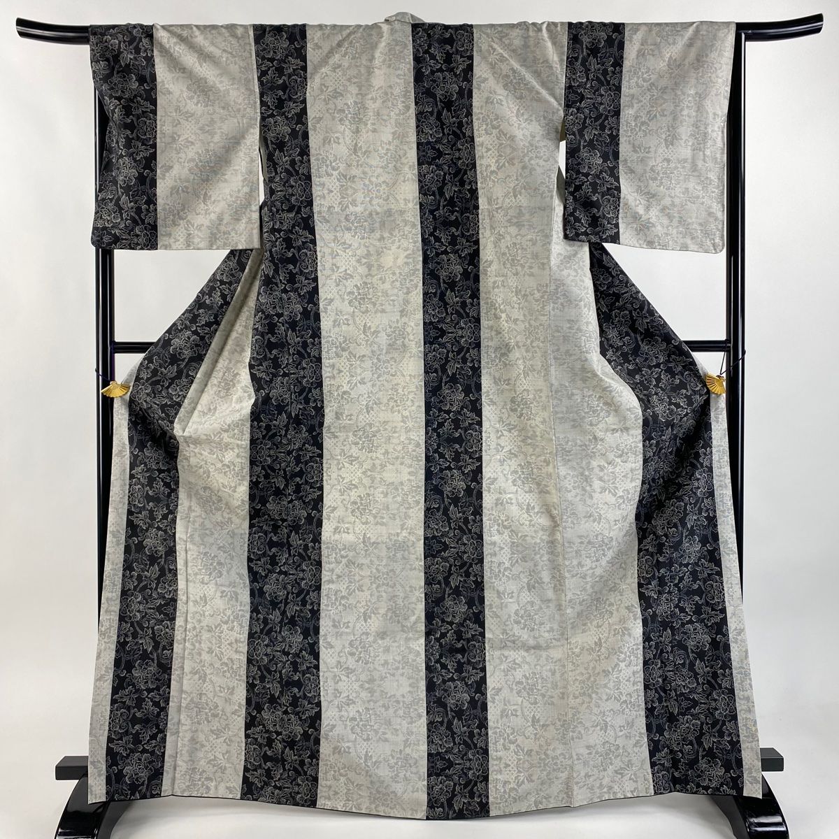 紬 身丈170cm 裄丈67cm M 袷 花唐草 縦縞 灰色 正絹 秀品