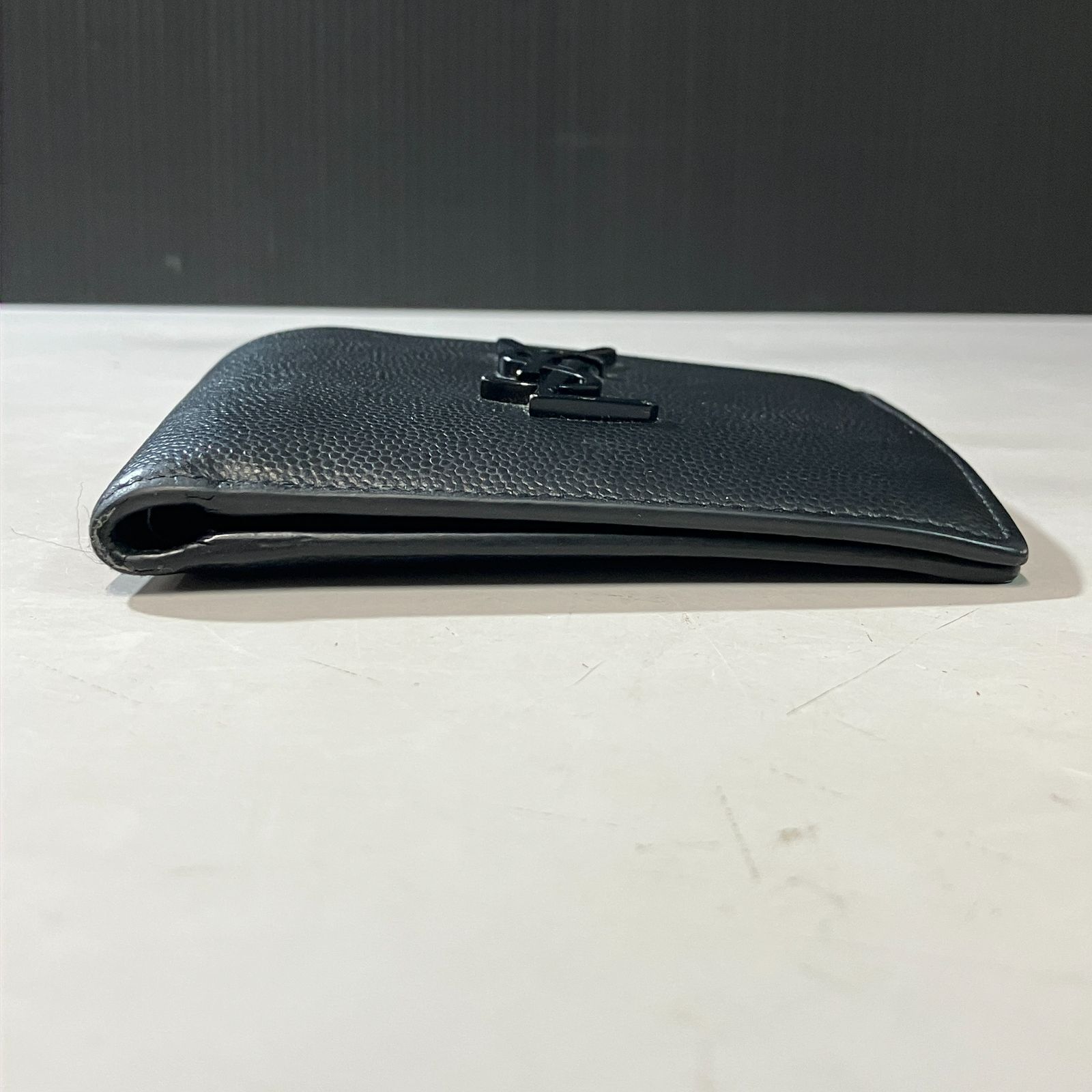 SAINT LAURENTコンパクトウォレット　2つ折り財布　キャビアスキン イヴサンローランコンパクトジップウォレット 黒 レディース