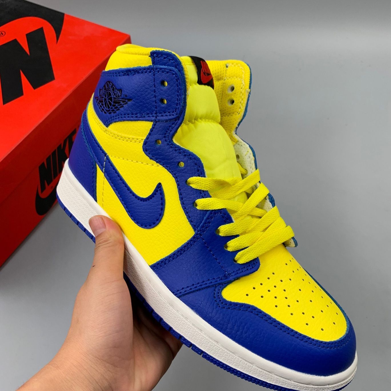 未使用の新品Nike Air Jordan 1 High OG 