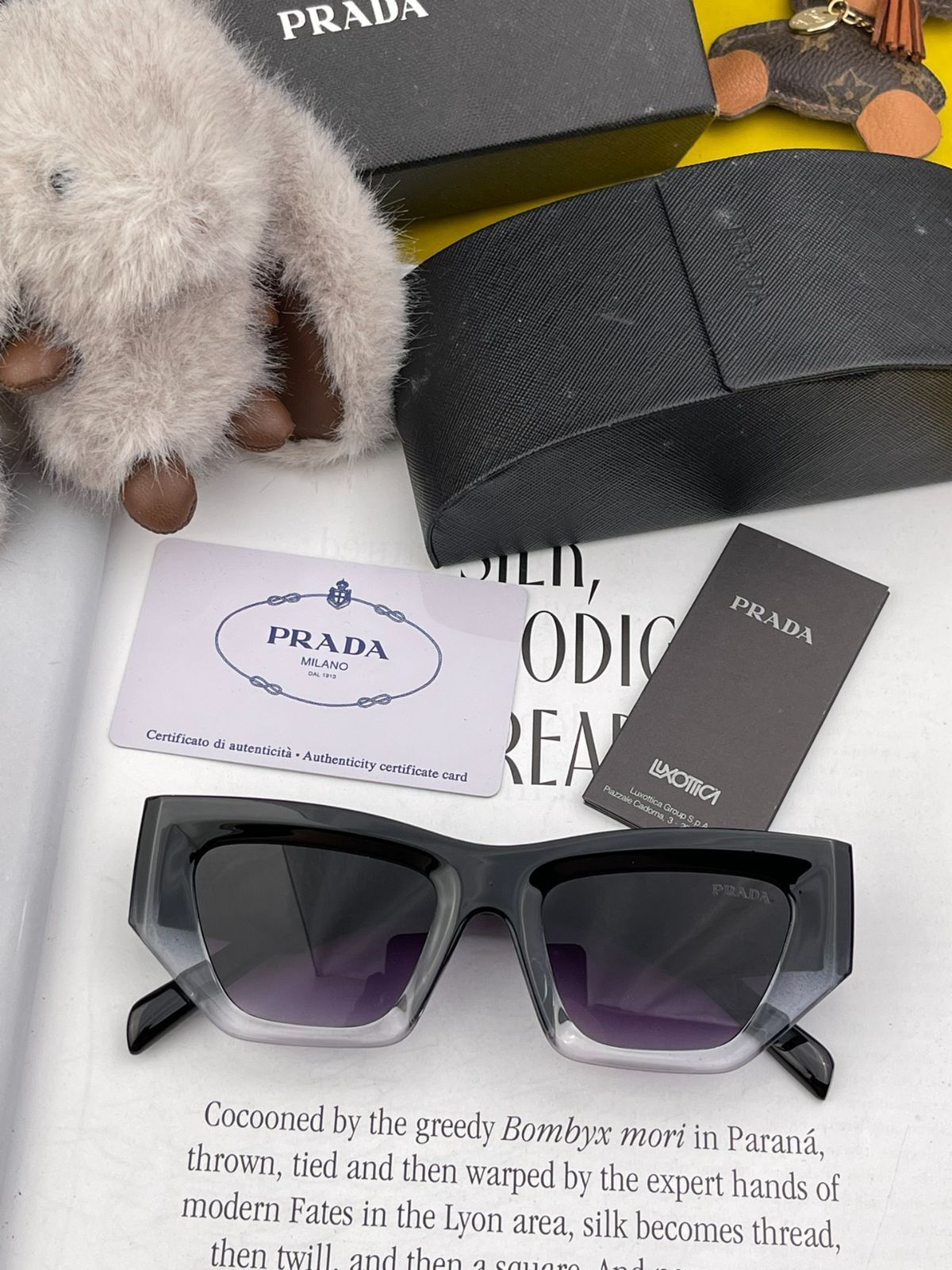 Prada 今日限定特価！】プラダ クラシックな小フレーム四角形