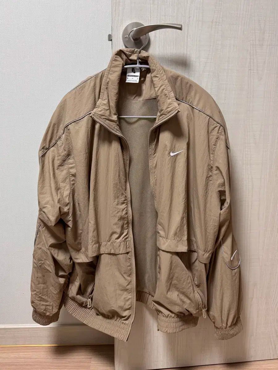 NIKE ナイキ ソロスウシ ウィンドブレーカー カーキ 白