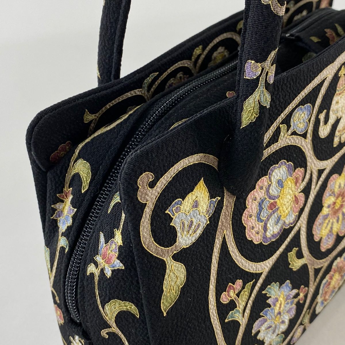 美品】和装バッグ 逸品 フォーマル OKAJIMA 華文 花唐草 縮緬 正絹