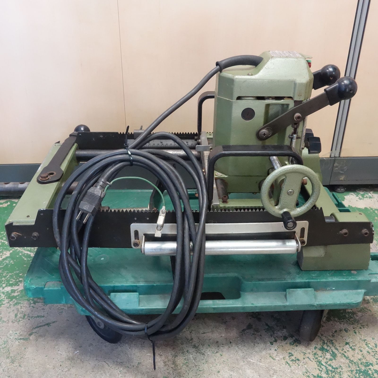 Makita 2516n Makita makita マキタ 大入レルーター 2516N 100V 穴あけ 