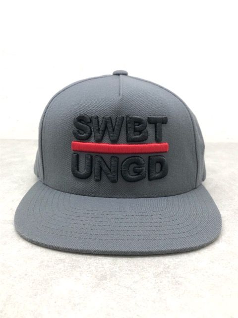 SWIMBAIT UNDERGROUND(スイムベイトアンダーグラウンド) イニシャル 5パネル スナップバック キャップ SWBT UNGD  立体刺繍 チャコール 帽子 【84265-007】