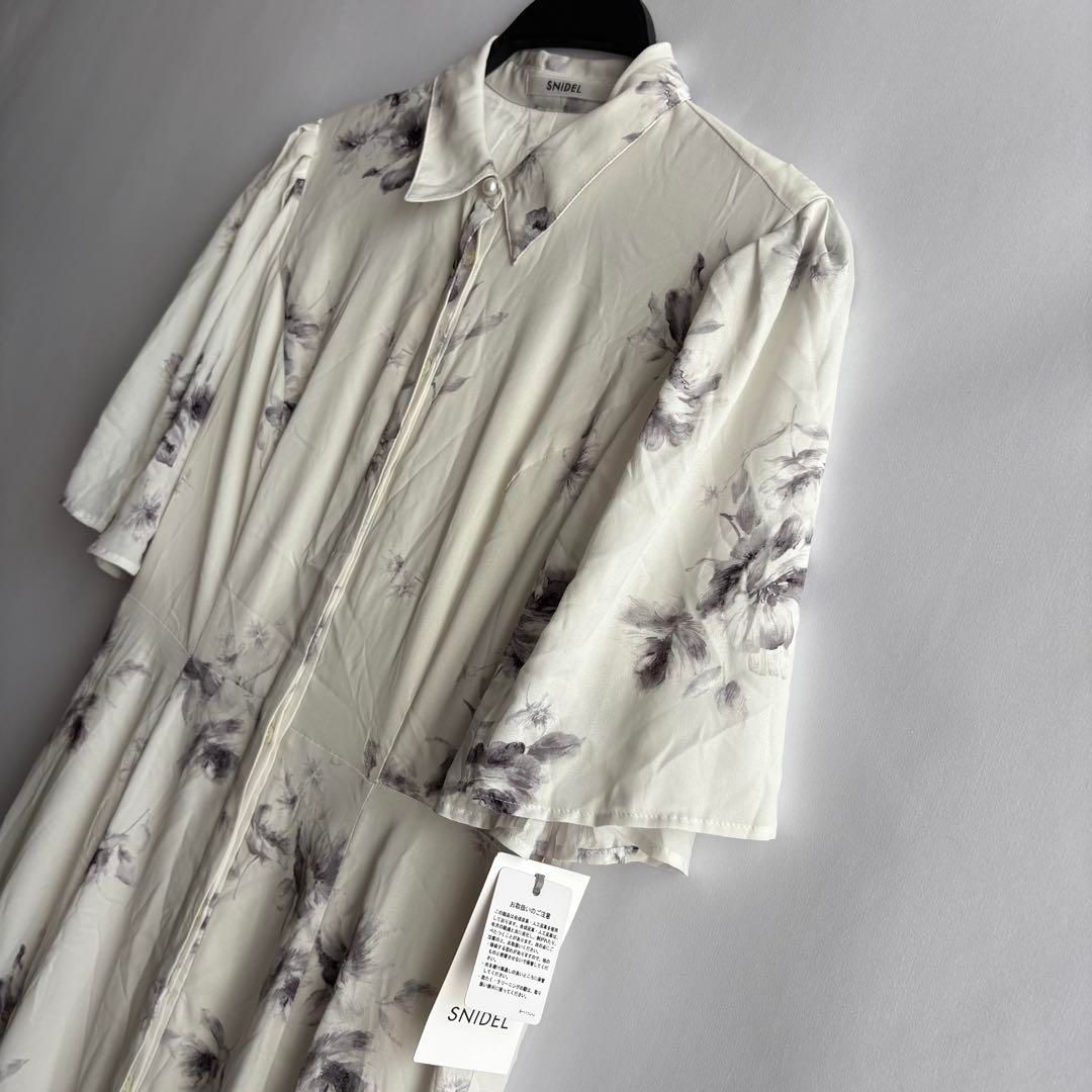 タグ付き未使用 スナイデル 花柄ワンピース 未使用タグ付き SNIDEL フラワーパターンタイトワンピース