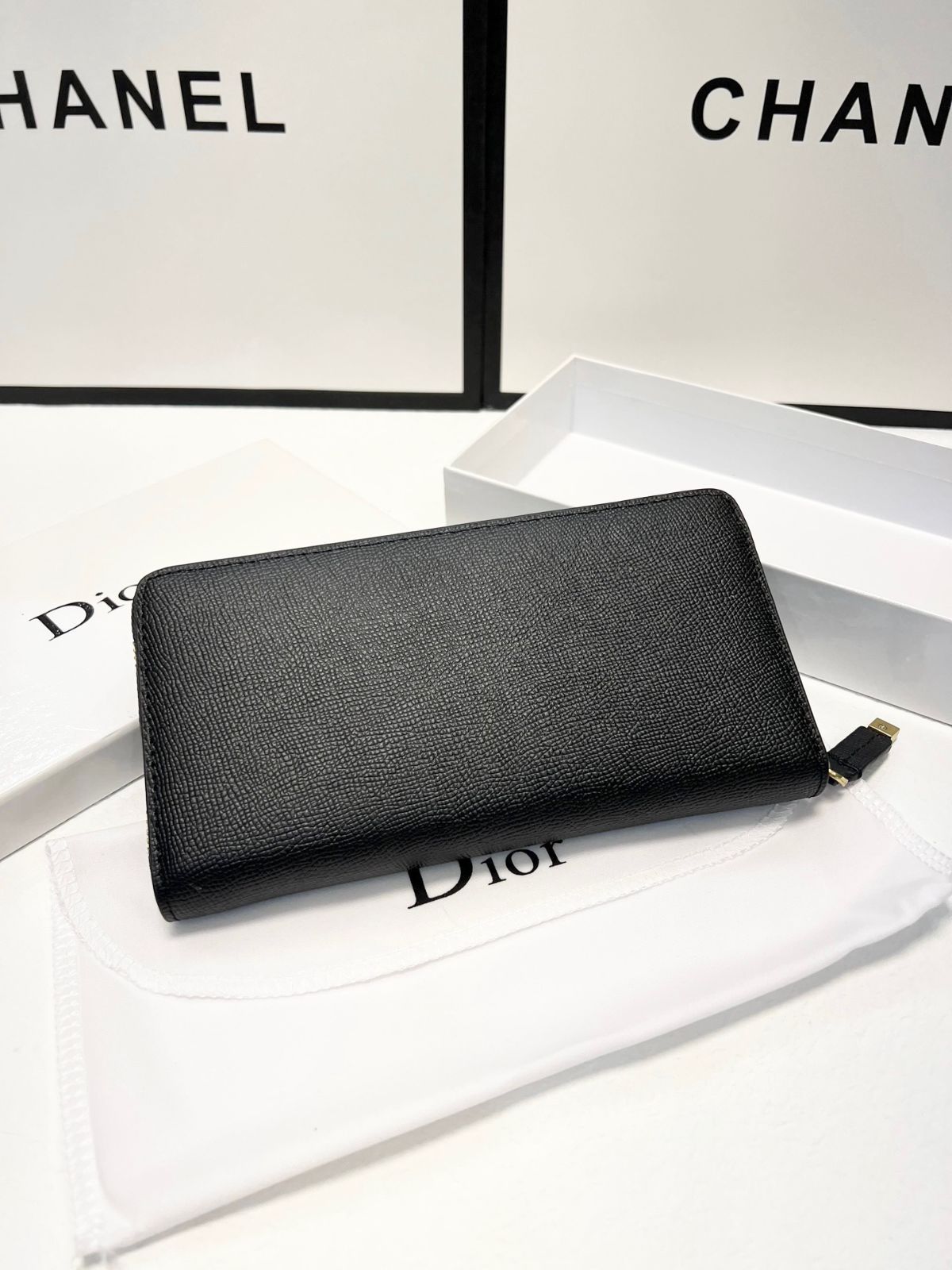 今日特価】DIOR 人気爆発のモノジップクラッチ！送料無料で今の
