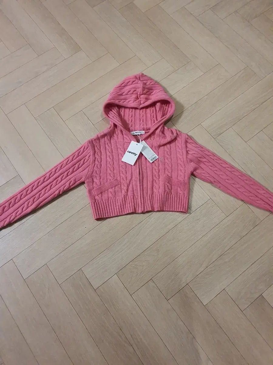 キュレッティー ピンク クロップド ニット フードジップアップ