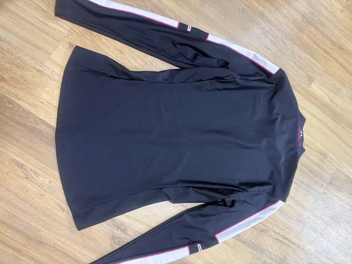 J.LINDEBERG - レディース　テニスウェア　ゴルフ　トレーニング　S リンドバーグ　新品未使用 J.LINDEBERG（レディース）ゴルフウェア 吸汗 速乾 フード付き