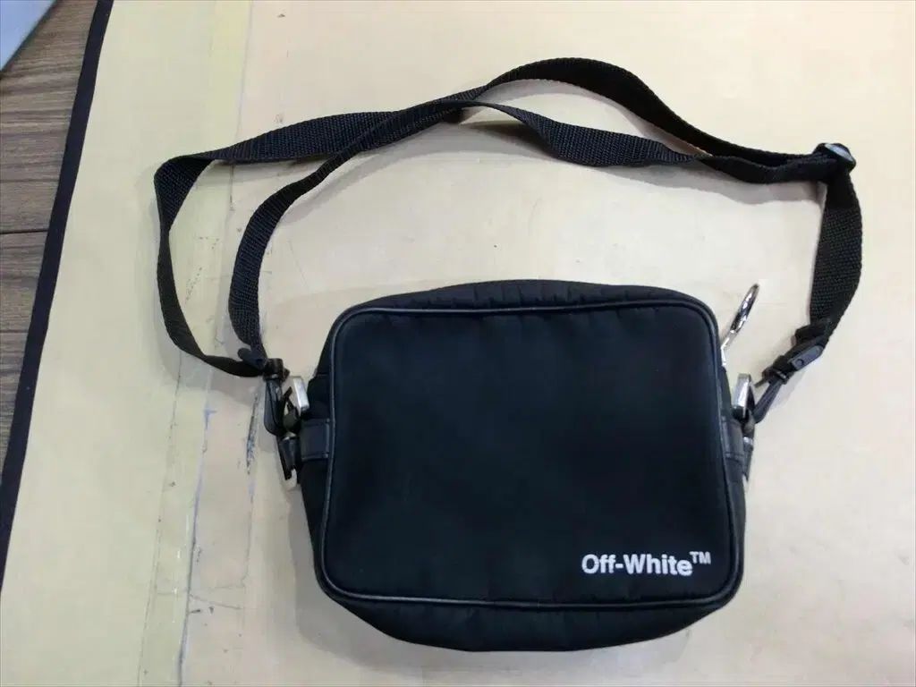 OFF ー WHITE |オフ ホワイト CROSS BODY ウエストバック を販売しています