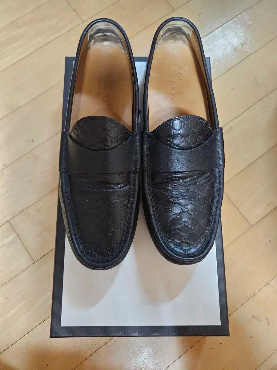 そんな感じのしないグッチローファーとして販売されています