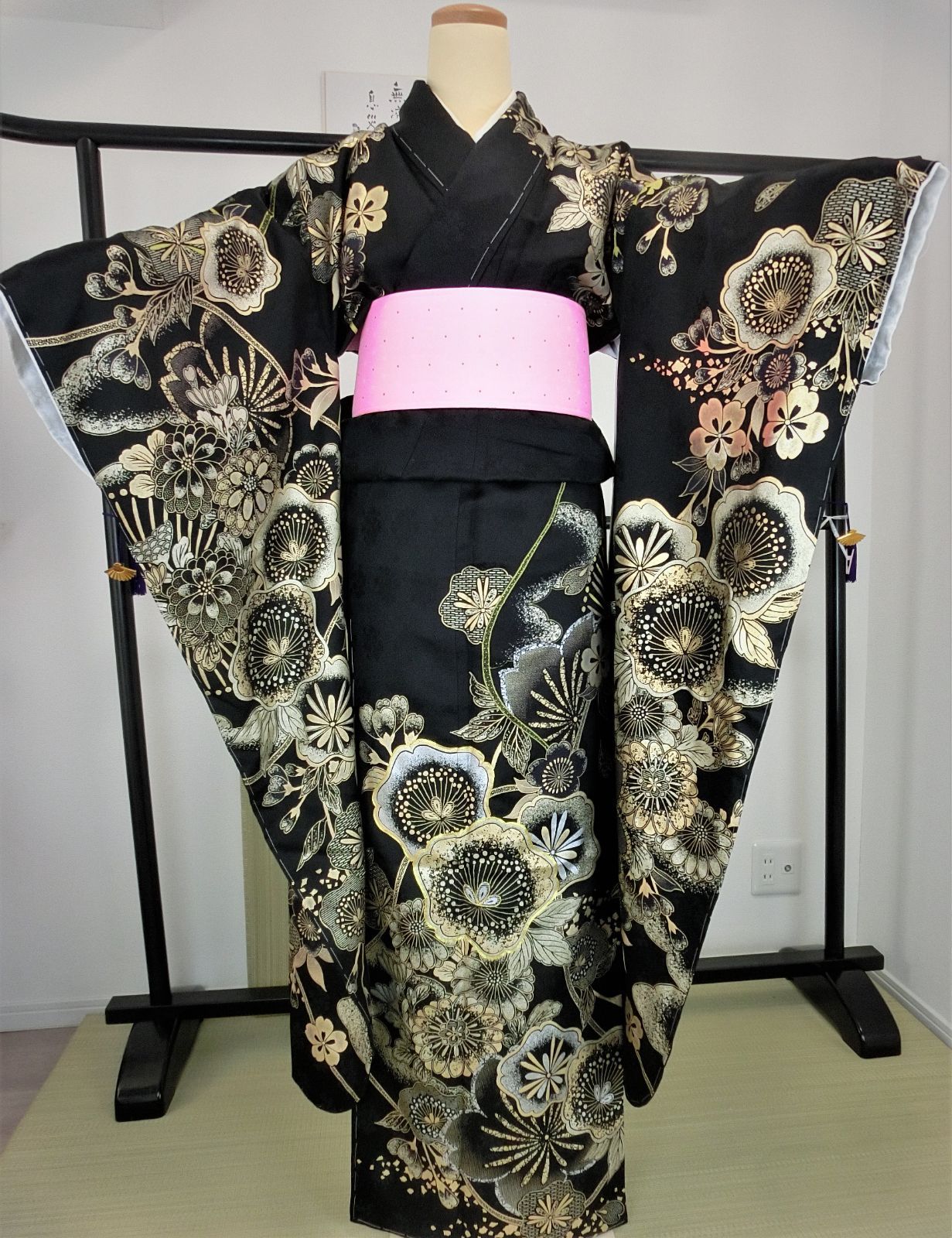 喜織屋] ＊新品＊＊振袖＊【豪華振袖】黒地 金彩 花柄文様