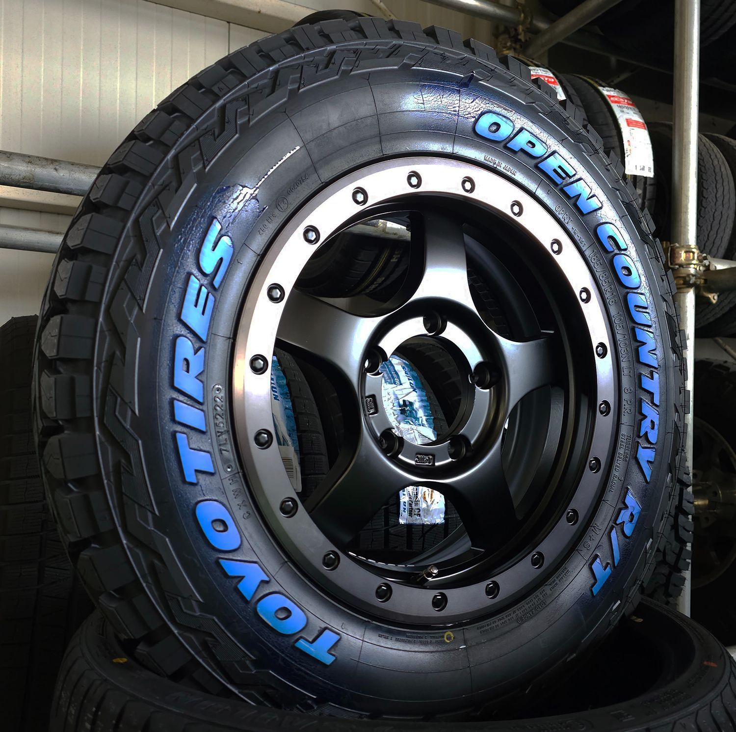 当店オススメ!! JB23 JB64 ジムニー 専用 TOYO オープンカントリーRT 185/85R16 ホワイトレター Bounty  Collection BDX05 16インチ 新品 タイヤ ホイールセット 1台分 4本 - メルカリ