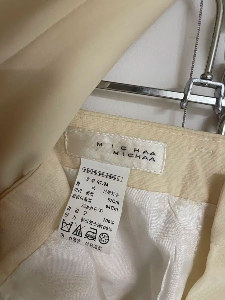 クリームベージュ スーツ