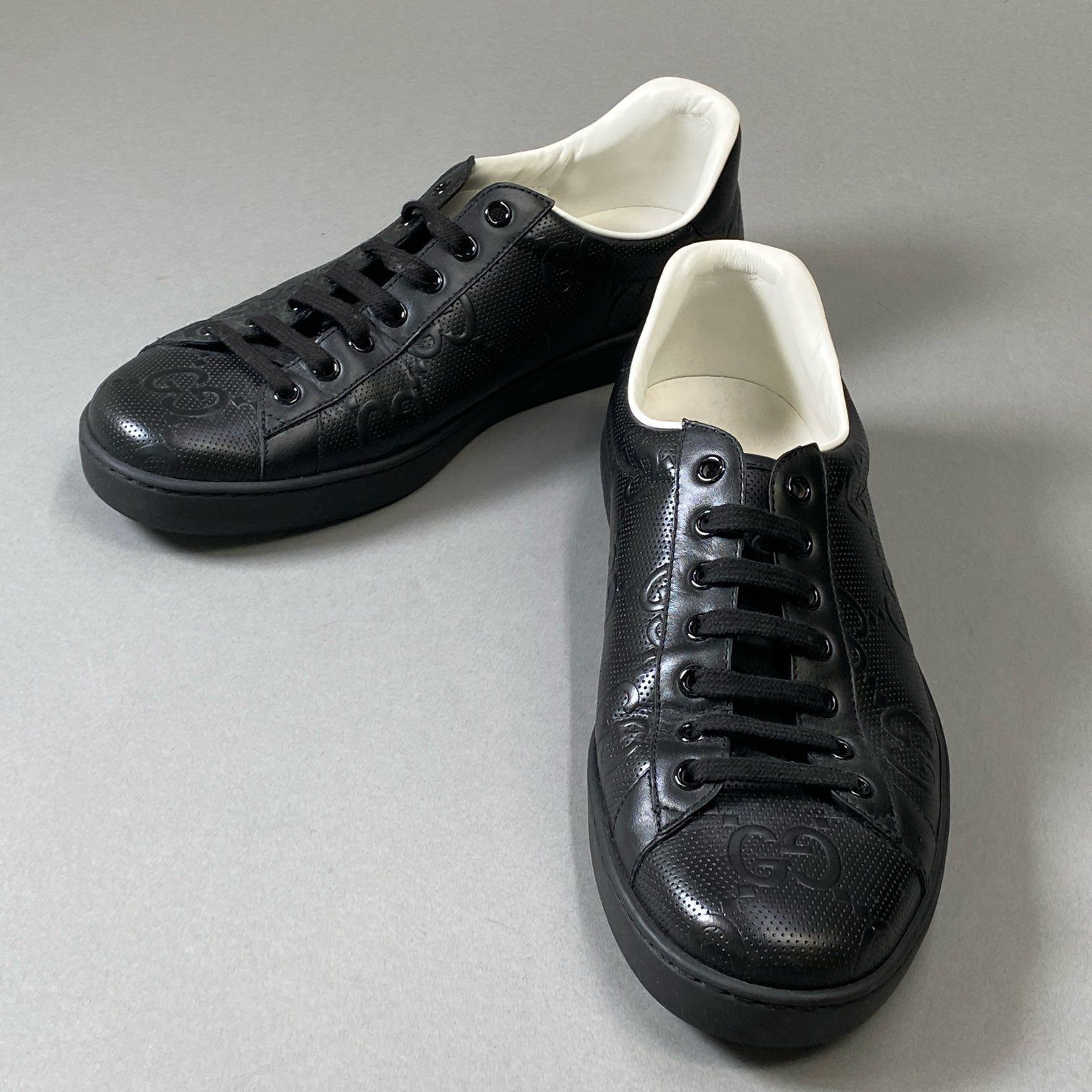 4i30 《美品》 GUCCI グッチ GGエンボス レザースニーカー ローカット 