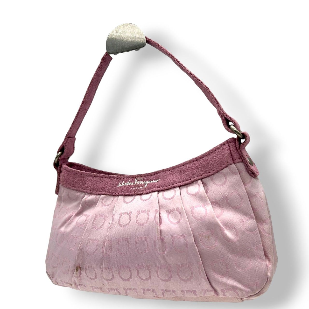 美品♡SalvatoreFerragamo♡フェラガモキャンパスショルダー 美品♡SalvatoreFerragamo♡フェラガモキャンパスショルダー