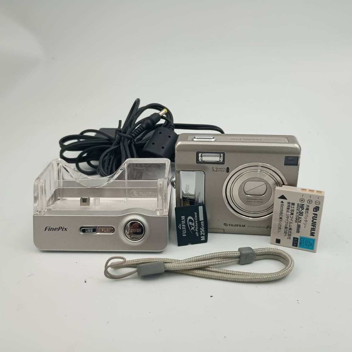 Fujifilm F450 デジタルカメラ ケース付き FUJIFILM 新品 FinePix F450 シルバー 520万画素、光学3.4倍