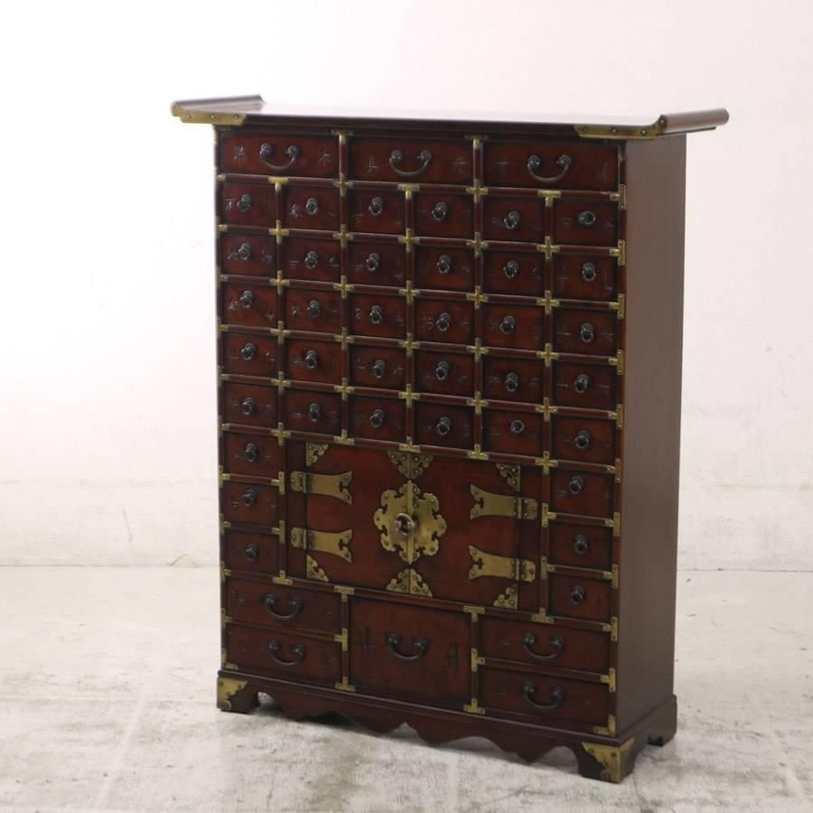 李朝家具 彫文字 真鍮装飾 44杯 薬箪笥 ヤクジャン 韓国 朝鮮 古家具 李朝家具 彫文字 真鍮装飾 44杯 薬箪笥 ヤクジャン 韓国 朝鮮 古家具