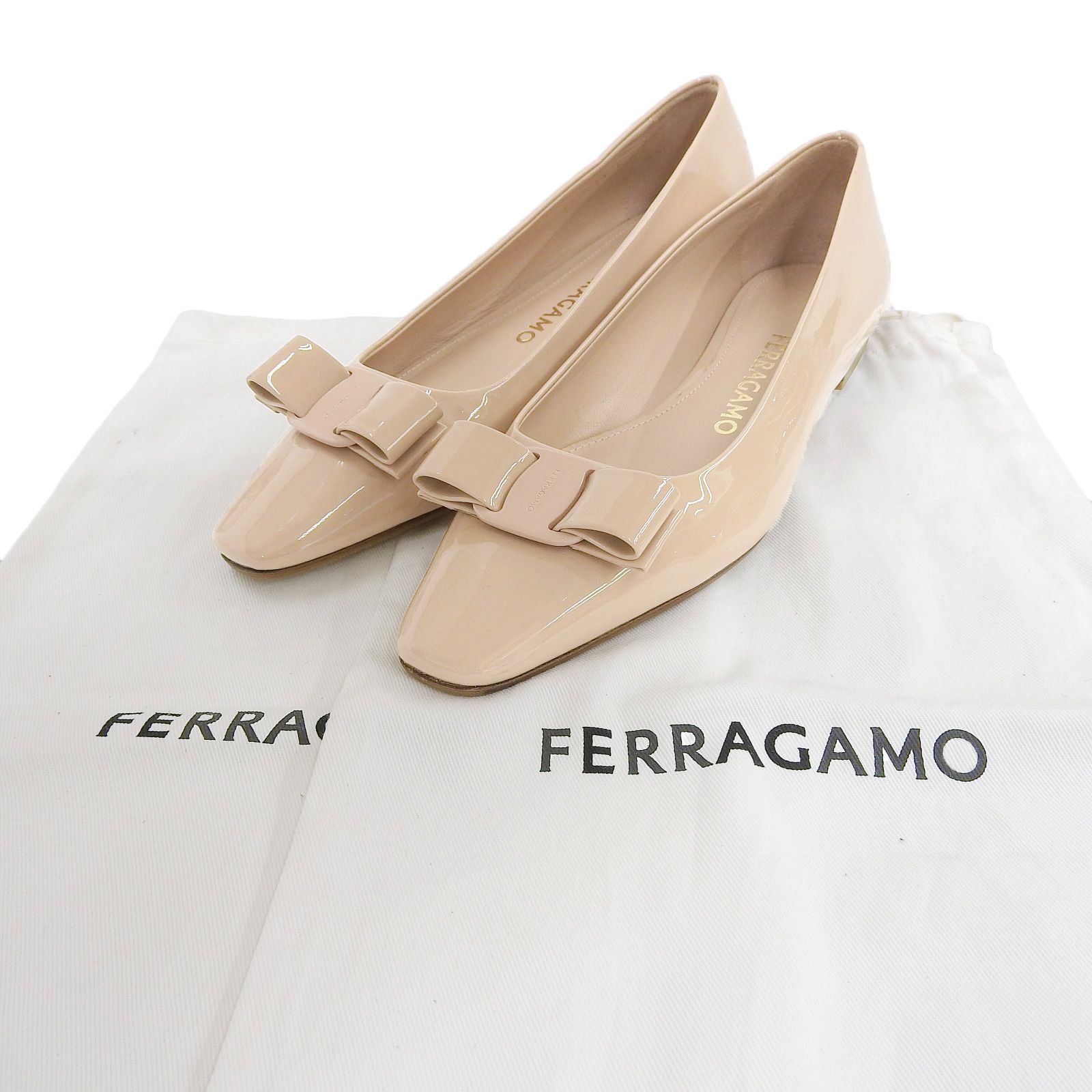 新品　フェラガモ パンプス　ヴァラリボン　ベージュ　パテントレザー　りぼん 新品 フェラガモ パンプス ヴァラリボン ベージュ パテント