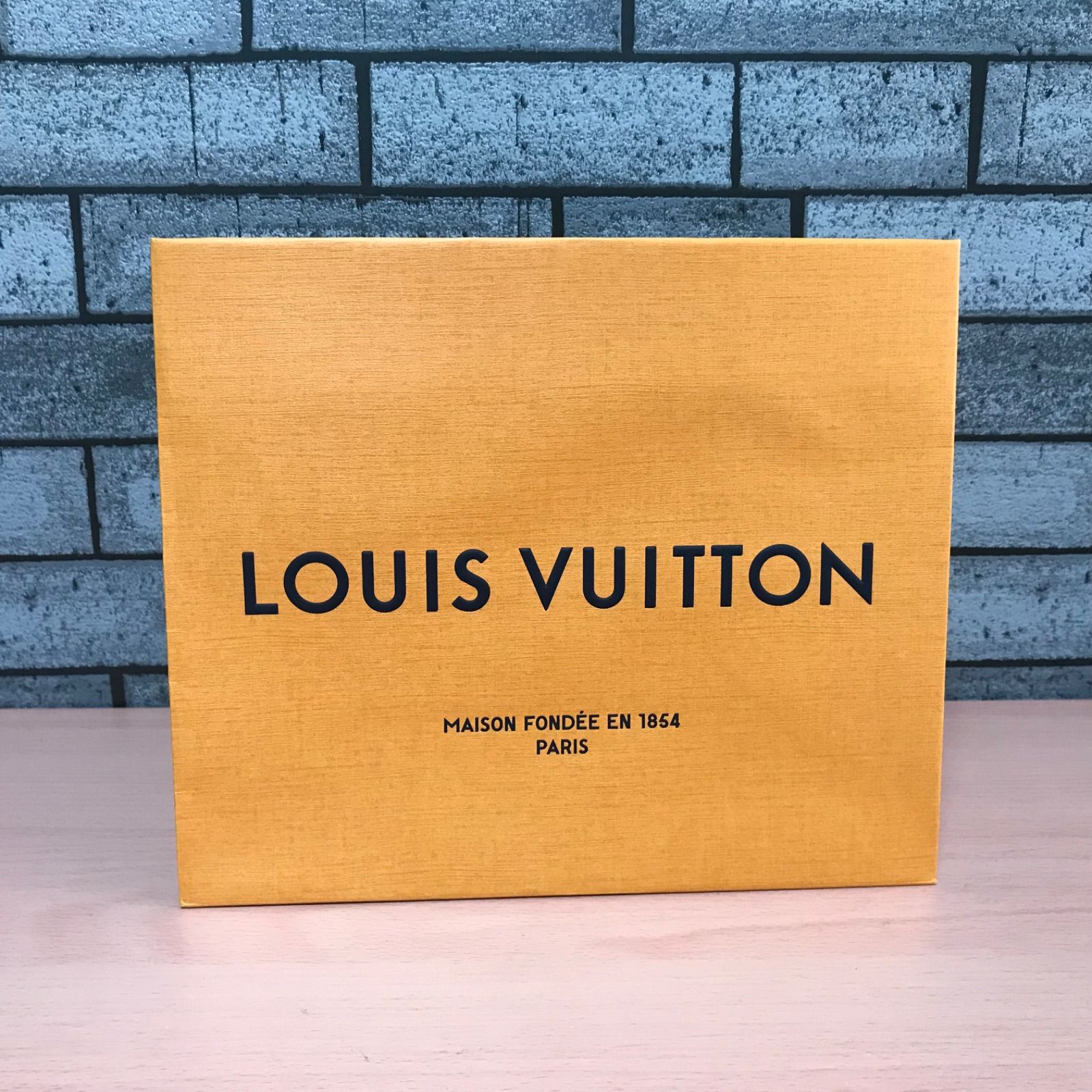 ルイヴィトン ：LOUIS VUITTON：紙袋：ショッパー：中サイズ：品物