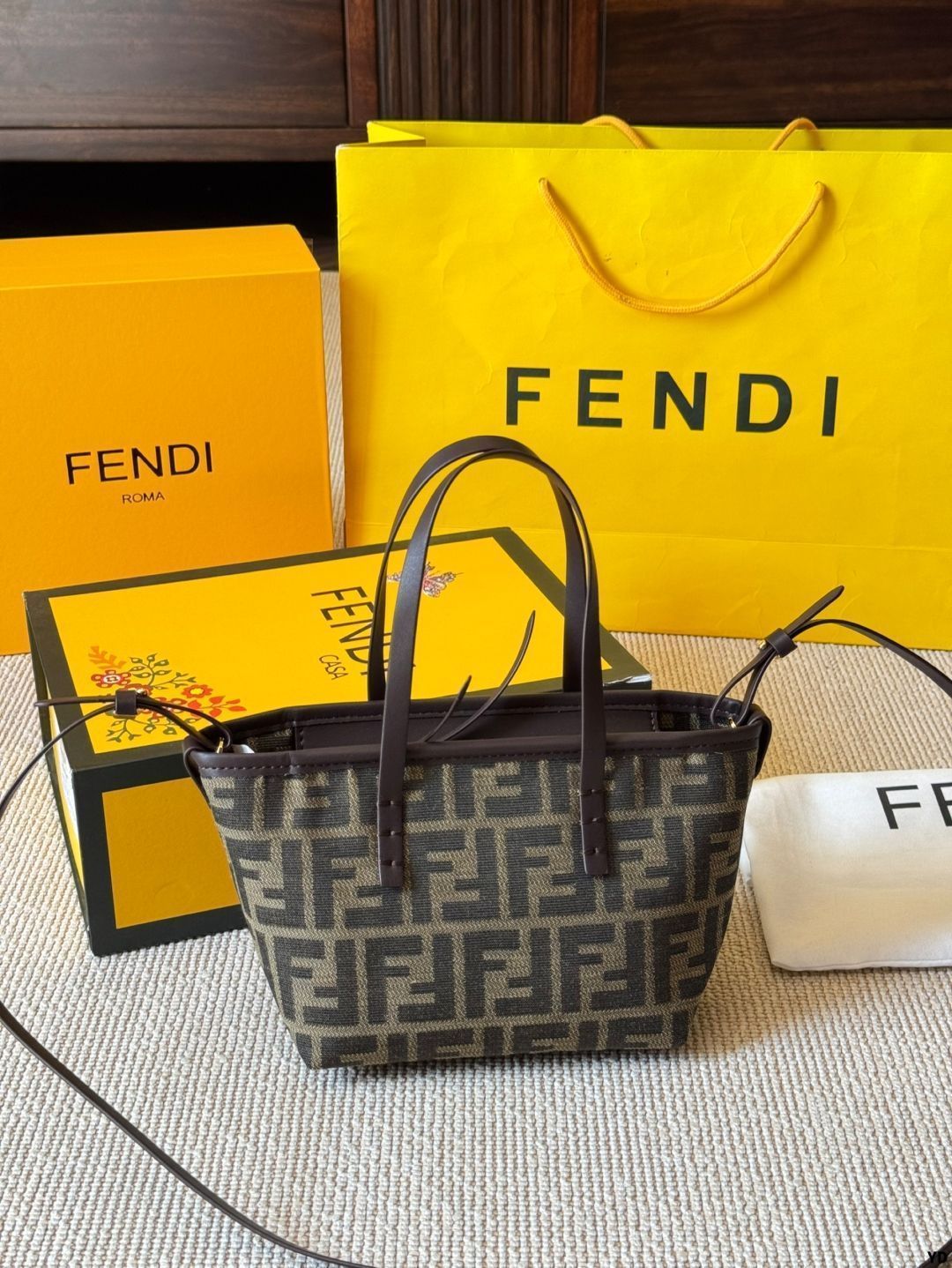 今日特価】Fendi Monogram Roll ミニバスケットバッグ - メルカリ