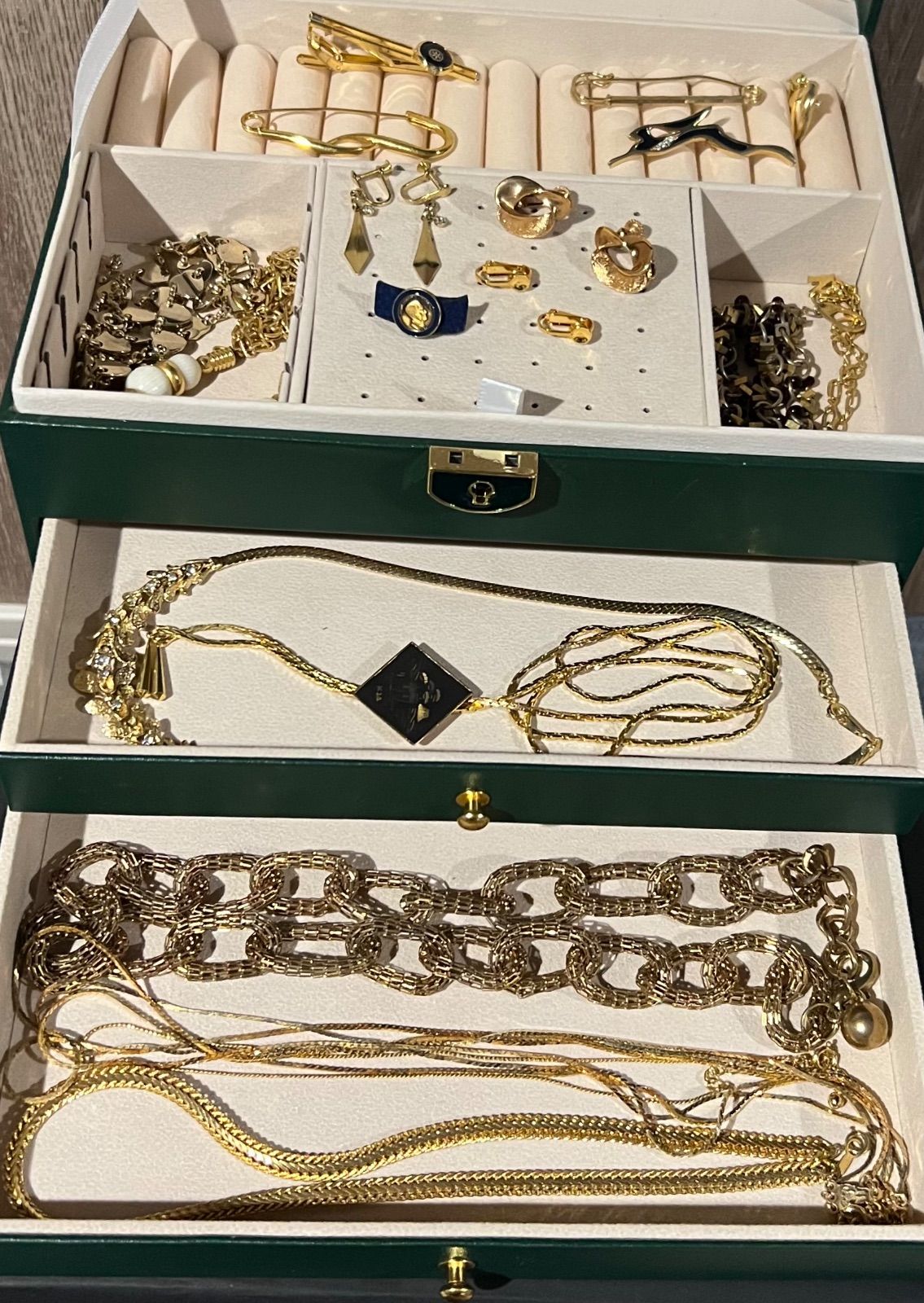 遺品生前整理アクセサリーまとめ売りSilverパール、ゴールドネックレス、ピアス 遺品整理 生前整理 アクセサリーまとめ売り ネックレス